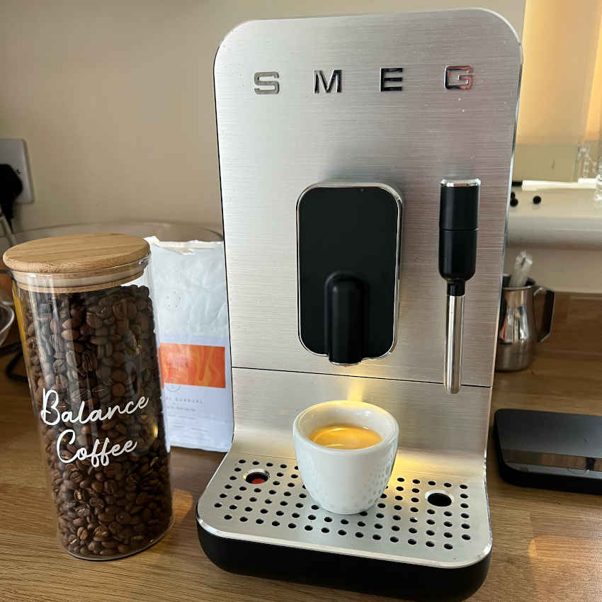https://balancecoffee.co.uk/cdn/shop/products/smeg-bean-to-cup-coffee-machine1_850x.jpg?v=1673542318